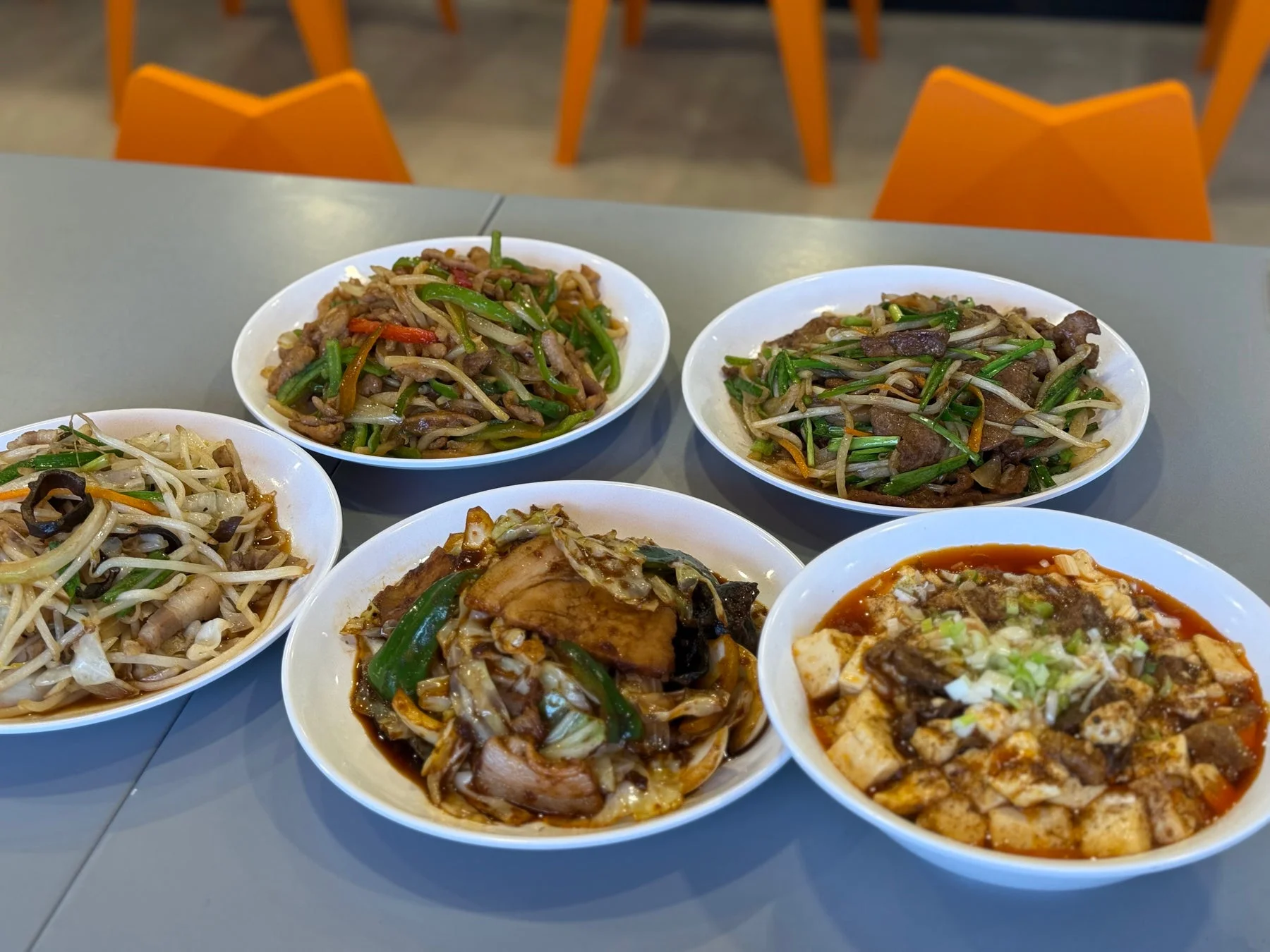 中華料理の複数皿