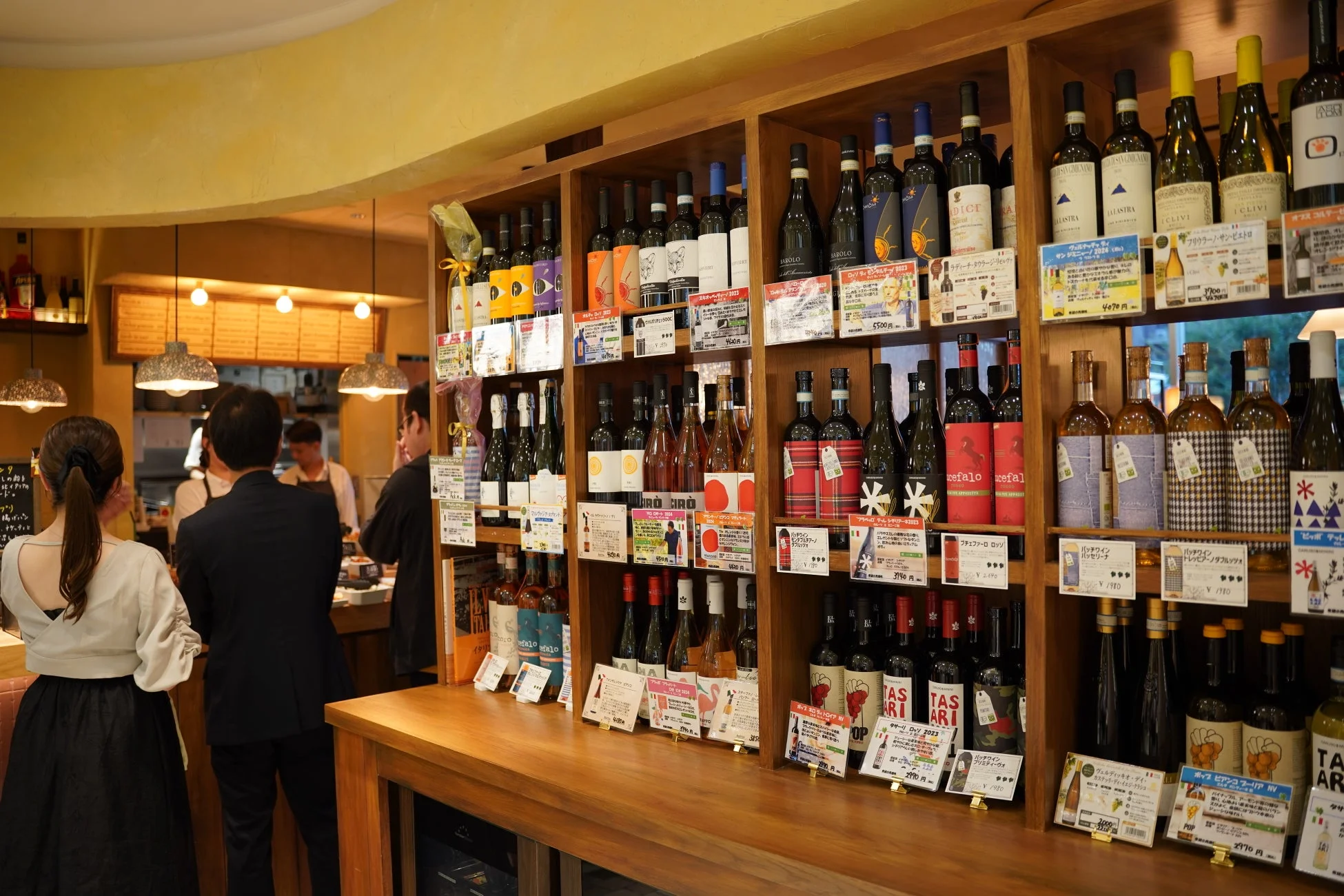 ワイン,ワインショップ,酒屋,ボトル,棚,店内,買い物,人々,飲食店,イタリアワイン,カウンター