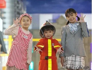 キッザニアで職業体験をする子供たち