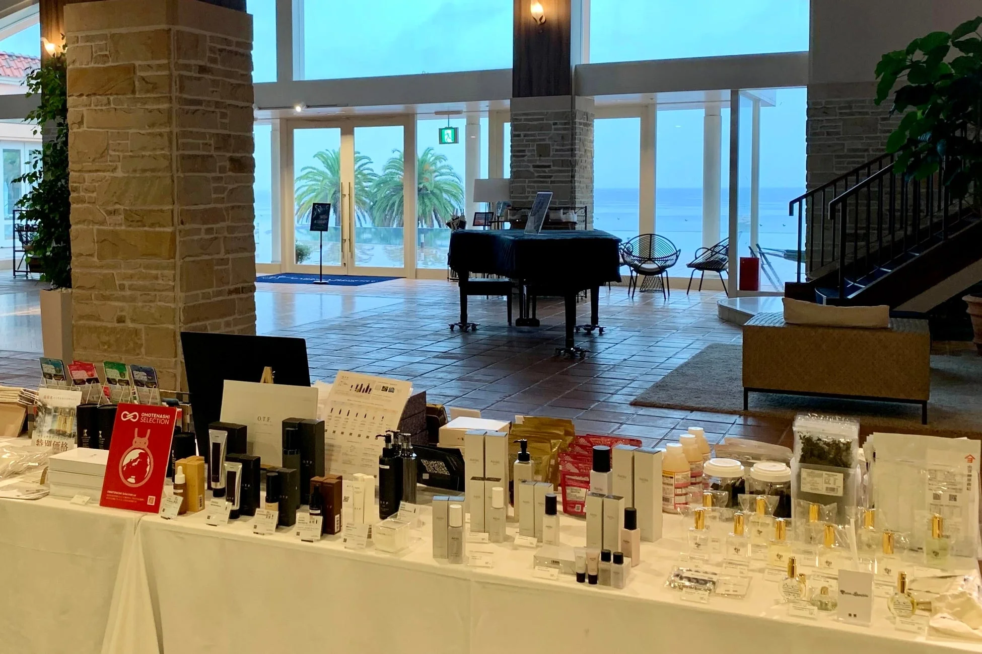 ホテルロビーでの展示風景