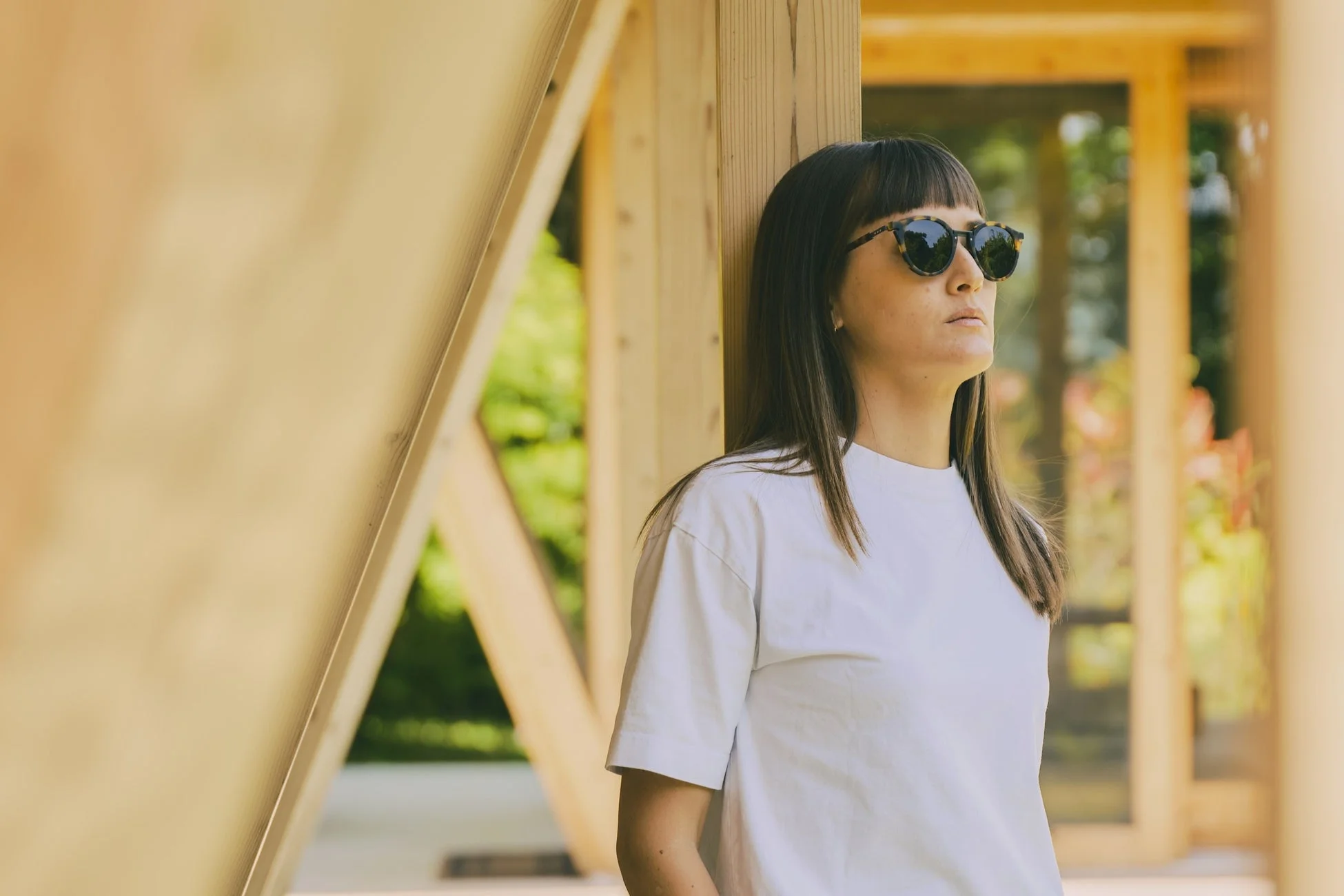 ROBLE JUNのアイウェアを着用した女性