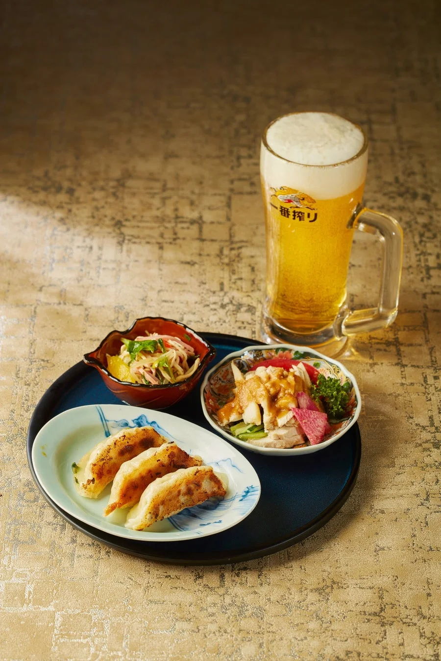 餃子と冷菜、ビール