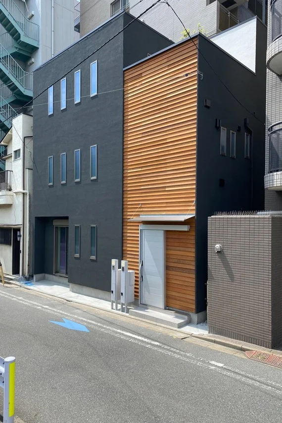 ダークグレーと木目のモダンな住宅外観