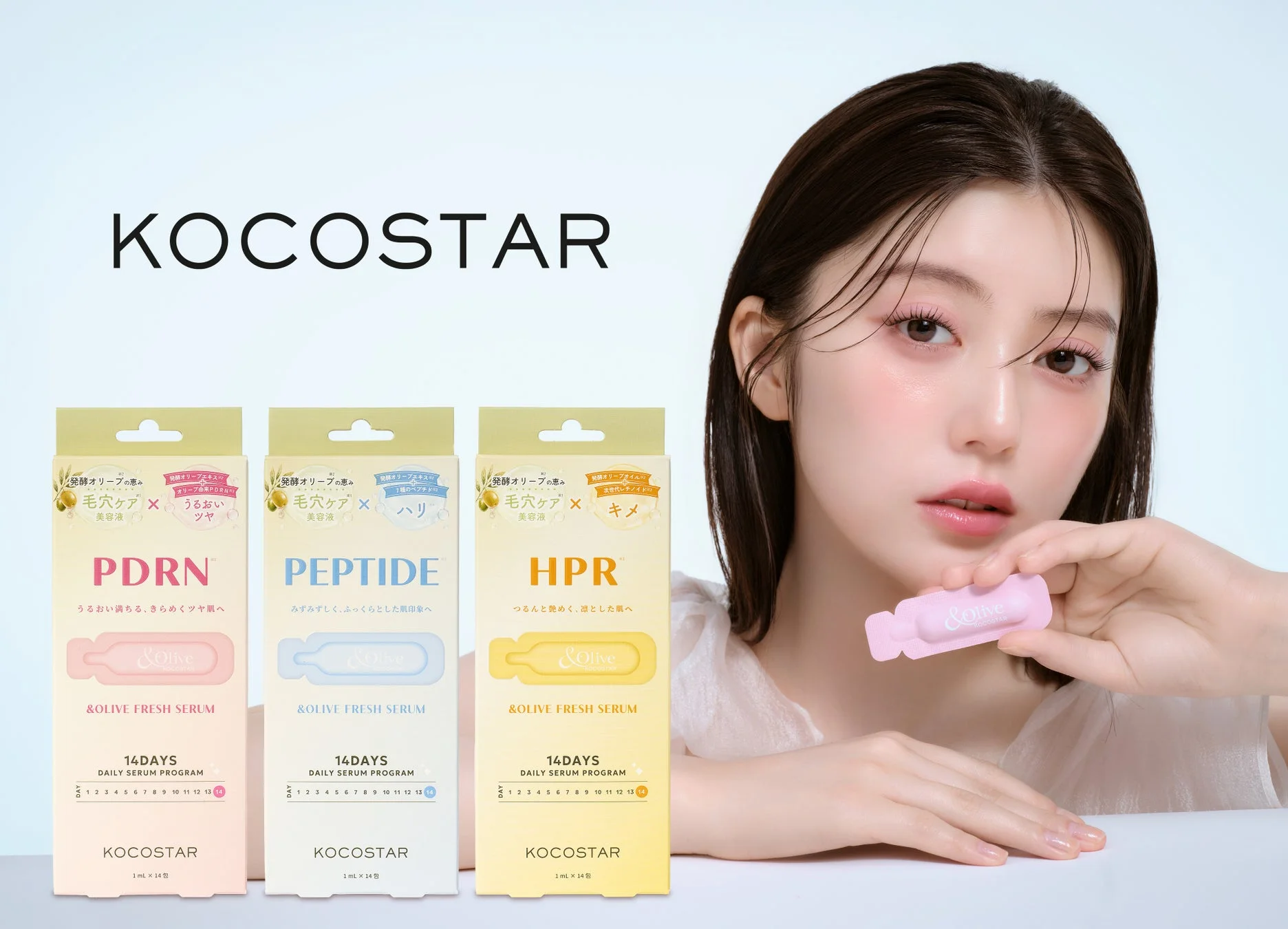 KOCOSTAR &OLIVE FRESH SERUMシリーズの広告。PDRN、ペプチド、HPRの3種の美容液が、毛穴ケア、うるおい、ハリ、キメといった肌悩みに対応し、14日間で肌を整えるプログラムを紹介。若い女性が製品を手にしている。
