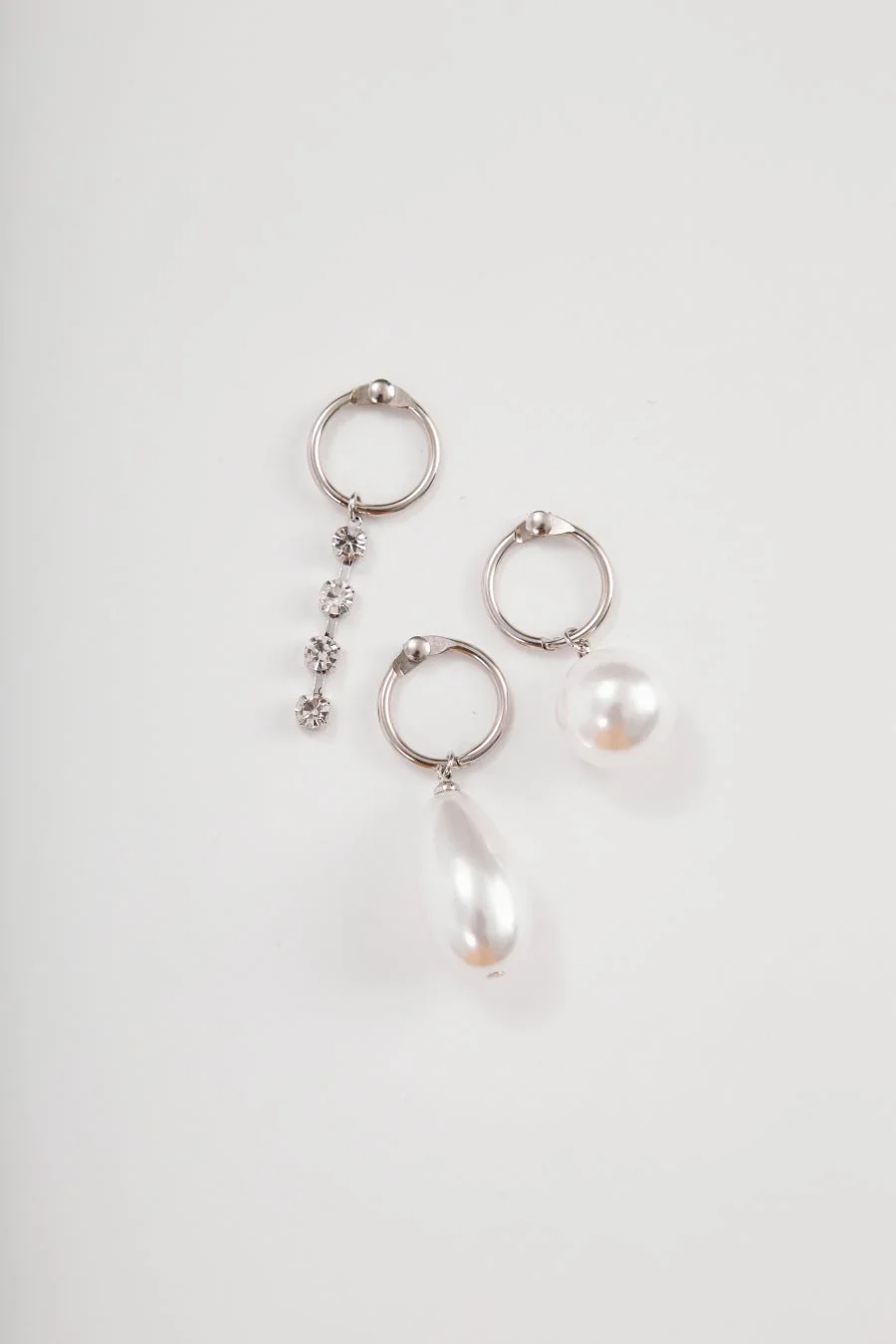 異なるデザインの3つのシルバーフープピアス