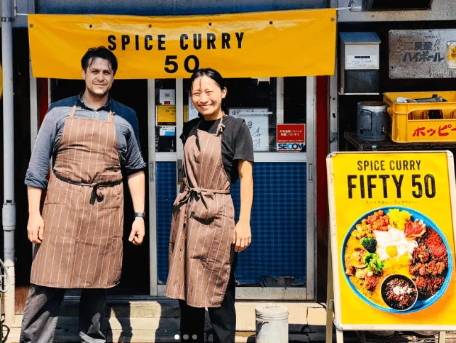 スパイスカレー店の外観と店員