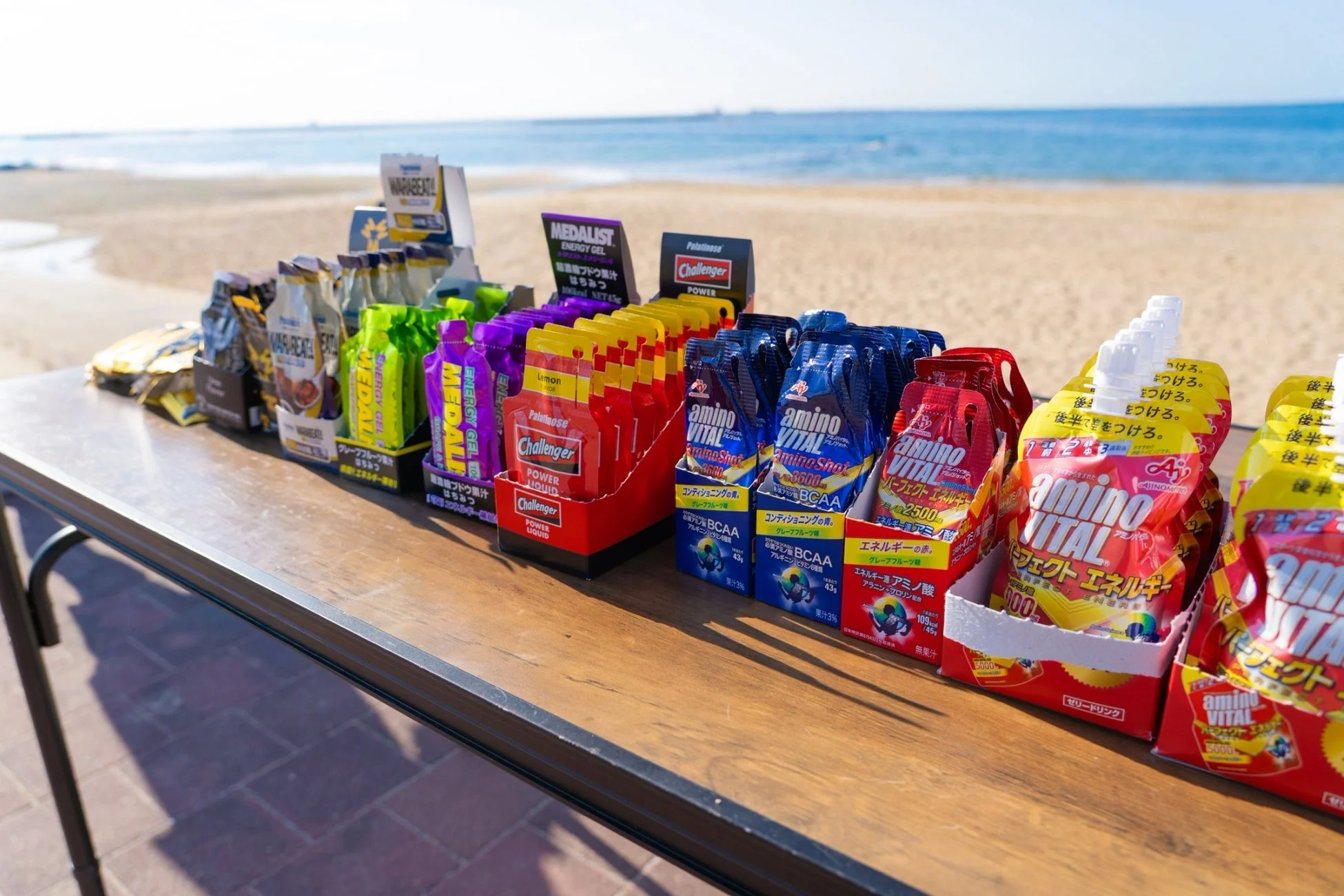 ビーチに並べられたエネルギーゼリー