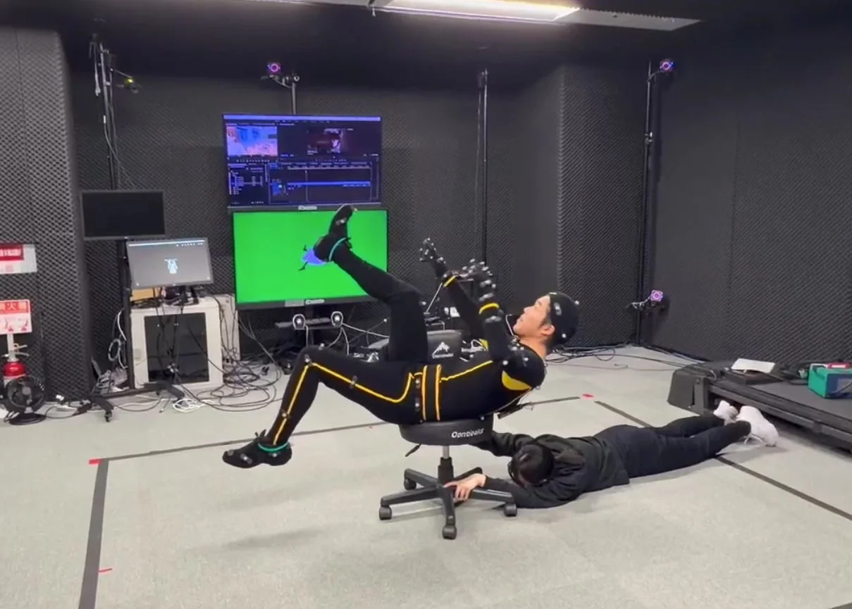 モーションキャプチャースタジオでユニークなポーズを取る人物