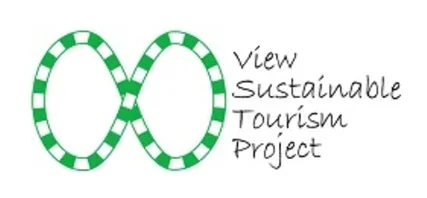 緑と白のチェック柄の無限大記号と「View Sustainable Tourism Project」という文字が描かれたロゴ画像