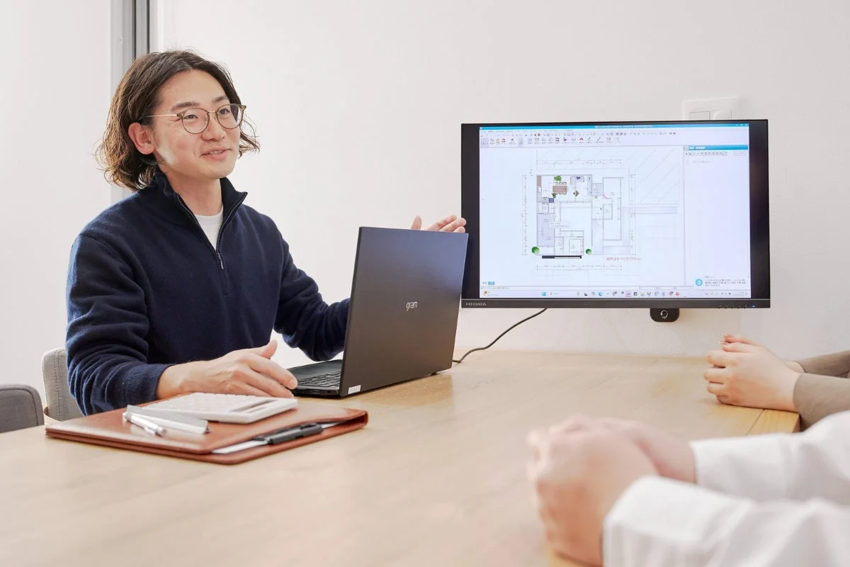 建築設計図を説明する男性