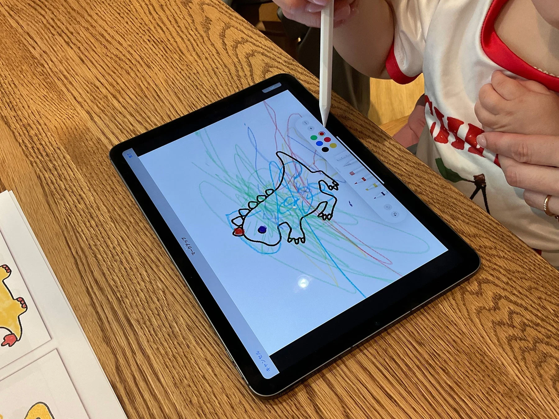 iPadでデザインする子供