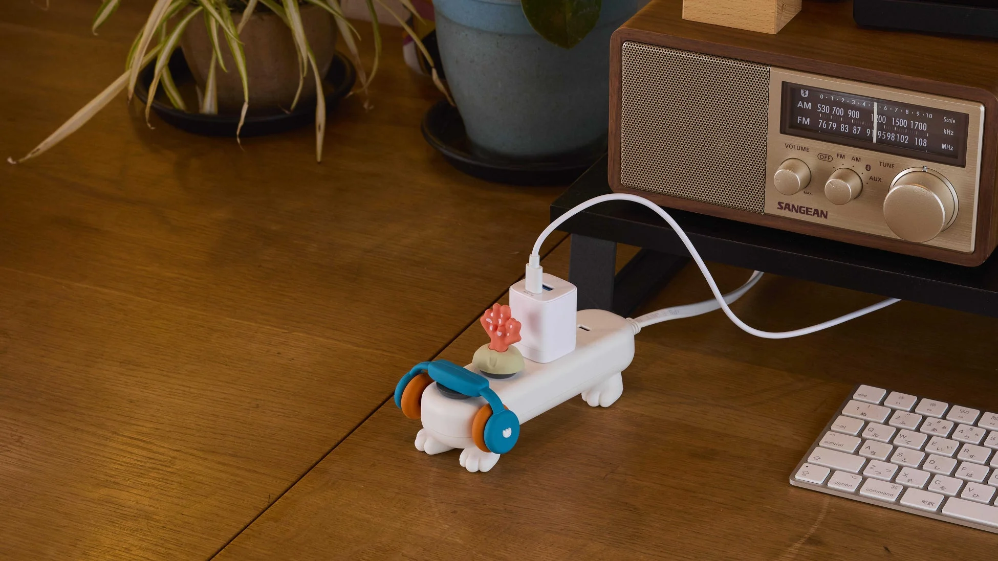 デスク上のモンタップとラジオ