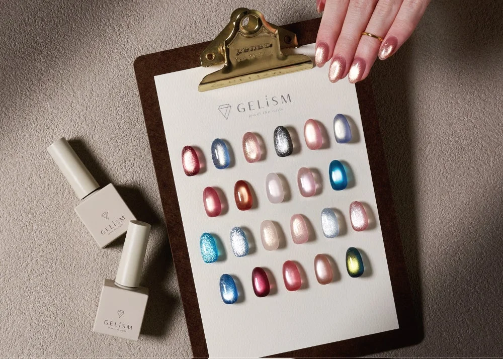 GELiSMのネイルカラーチャートとボトル