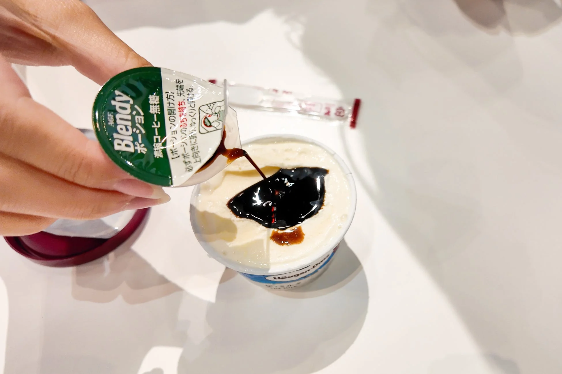 アイスクリームにコーヒーを注ぐアレンジ例