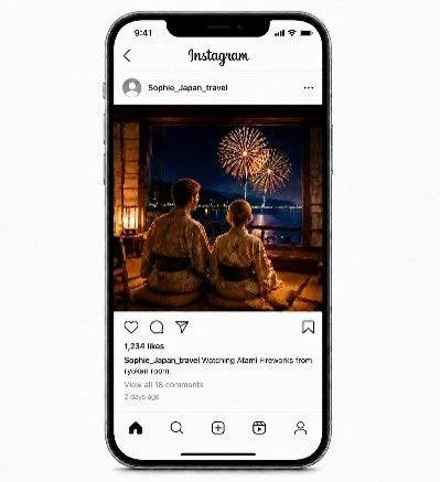 スマートフォン画面に表示されたInstagramの投稿。浴衣を着た二人が旅館の部屋から熱海の花火大会を眺めている様子を捉えた写真で、日本の夏の夜の風情と花火の美しさが伝わる。