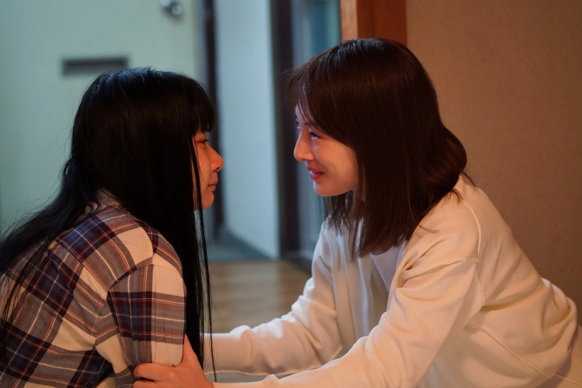 感情的に向き合う二人の女性