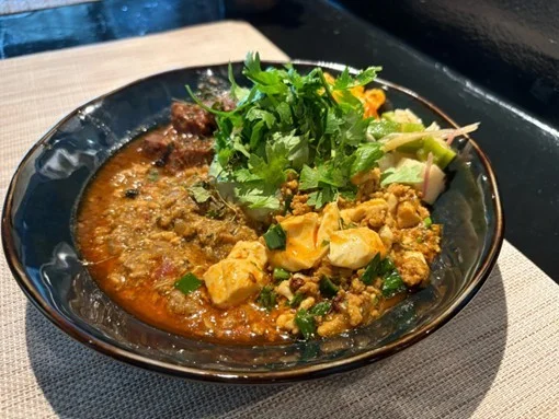 カレー、アジアン料理、スパイス料理、盛り合わせ、ハーブ、コリアンダー、豆腐、ひき肉、食事、グルメ、料理、丼