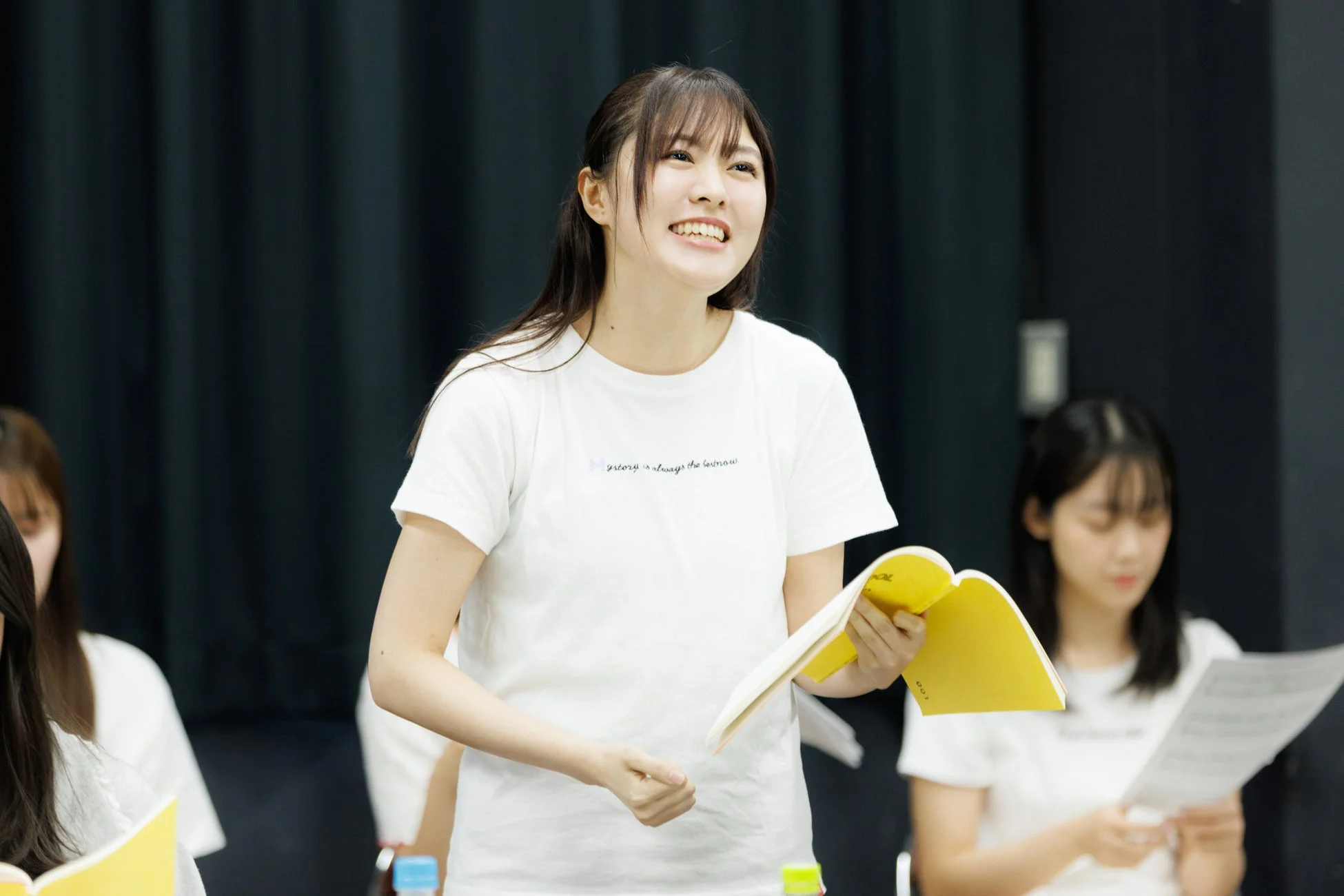 笑顔で話す若い女性