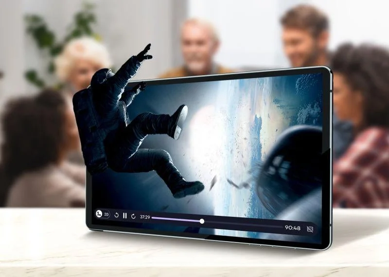 宇宙飛行士がタブレット画面から飛び出すような3D映像を複数の人々が楽しんでいる様子