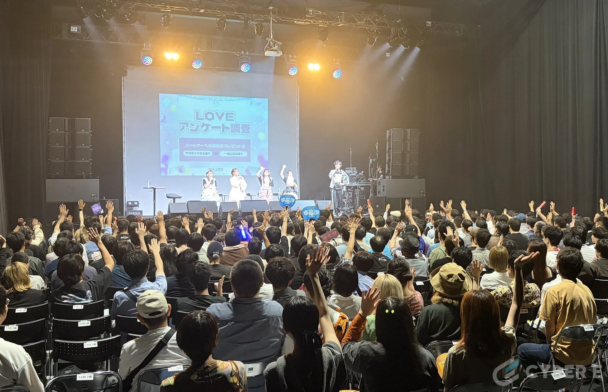 会場でアンケートを行う様子
