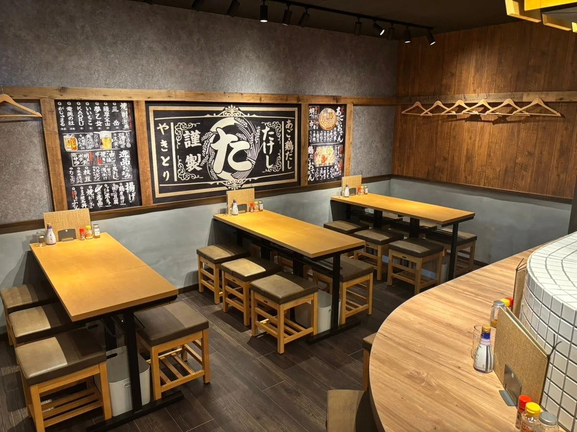 居酒屋の店内（テーブル席）